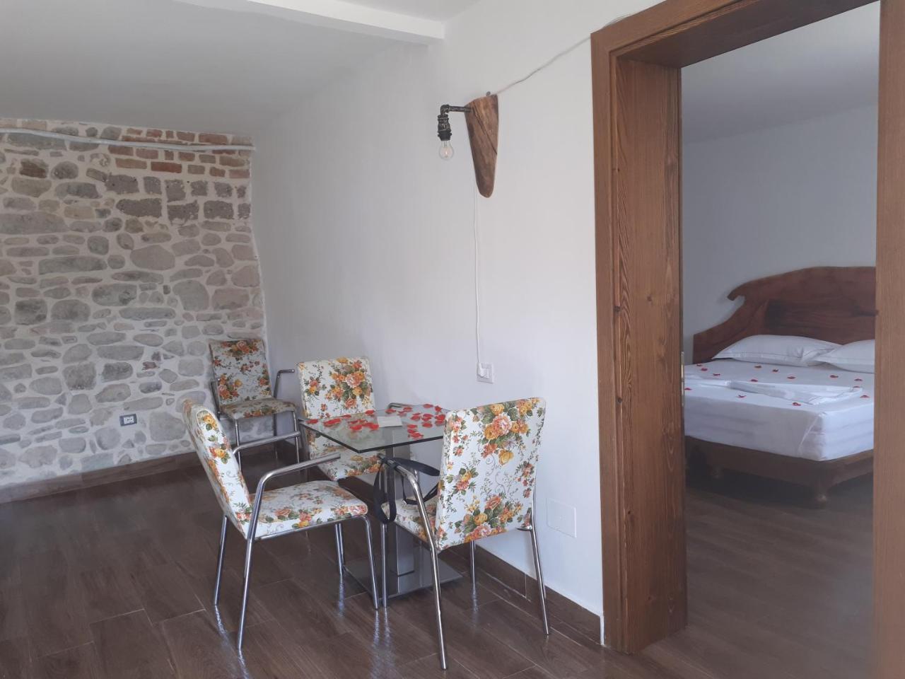 Hotel Omer Берат Экстерьер фото